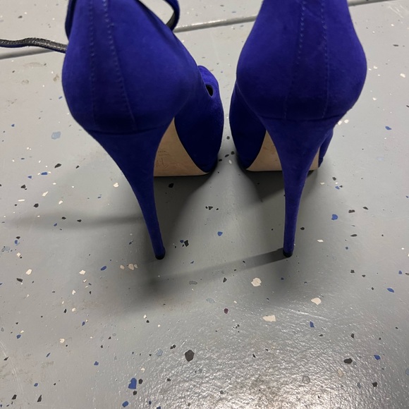 Worn these once or twice. One of the sexiest heels and a beautiful color! - Picture 5 of 9